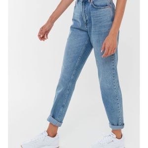 BDG High-Waisted Mom Jean – Light Wash